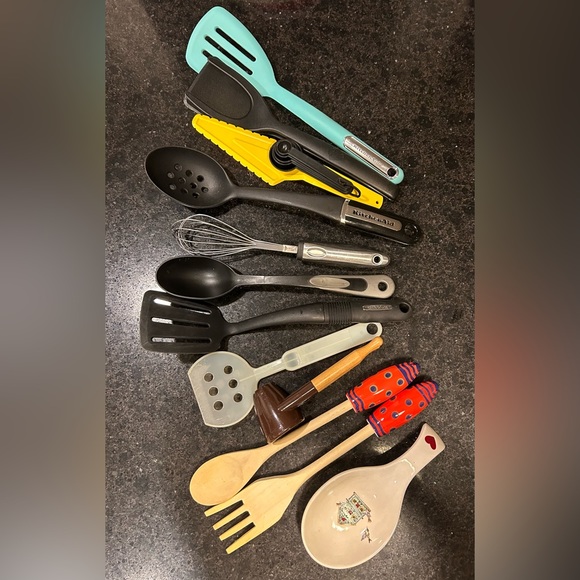 Thirteen Piece Household Utencils - Picture 2 of 6